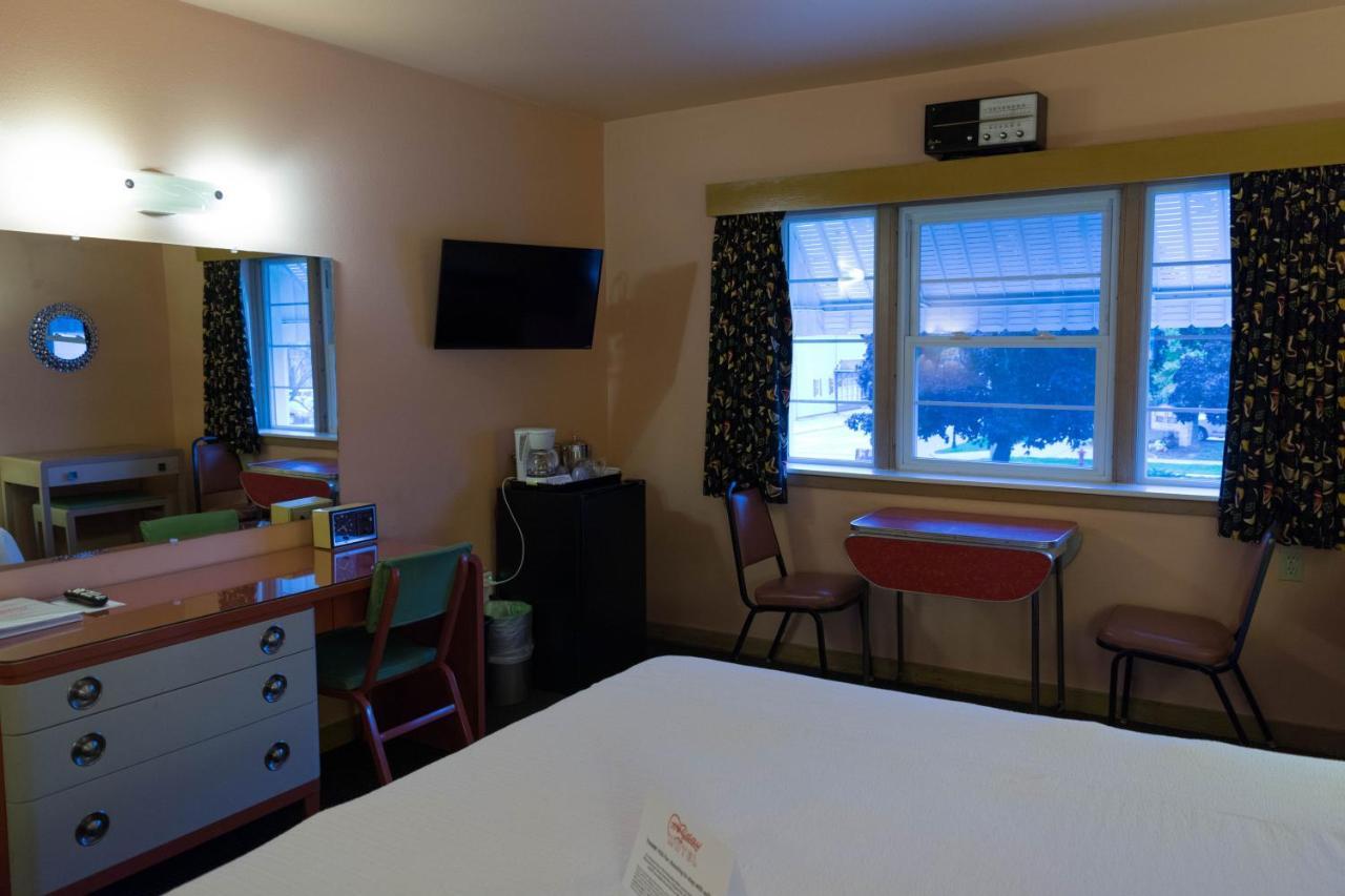 Holiday Music Motel Sturgeon Bay Exterior photo